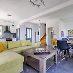 Mavraki Villa *